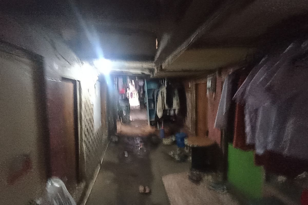 Kampung Tongkol, Dunia Tanpa Cahaya di Kolong Rel Ancol